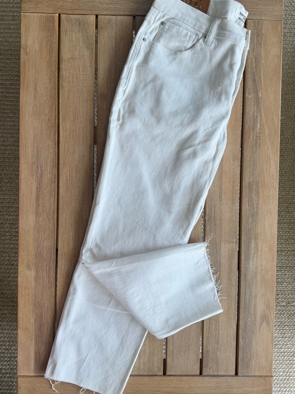 Kensie White Straight-Leg Jeans with Frayed Hem